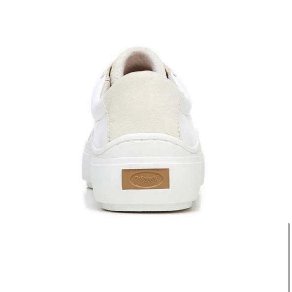 A water-resistant, retro-inspired
sneaker with extra lift.